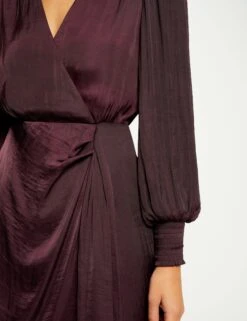 Robe Cintrée Drapée Satin Prune Femme 9 Robe Cintrée Drapée Satin Prune Femme -EllePort Soldes robe cintree drapee satin prune femme vue4 32536300949160505