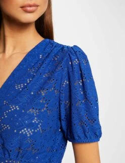 T-shirt Manches Courtes à Broderie Bleu Electrique Femme 9 T-shirt Manches Courtes à Broderie Bleu Electrique Femme -EllePort Soldes t shirt manches courtes a broderie bleu electrique femme vue4 32536300962690314